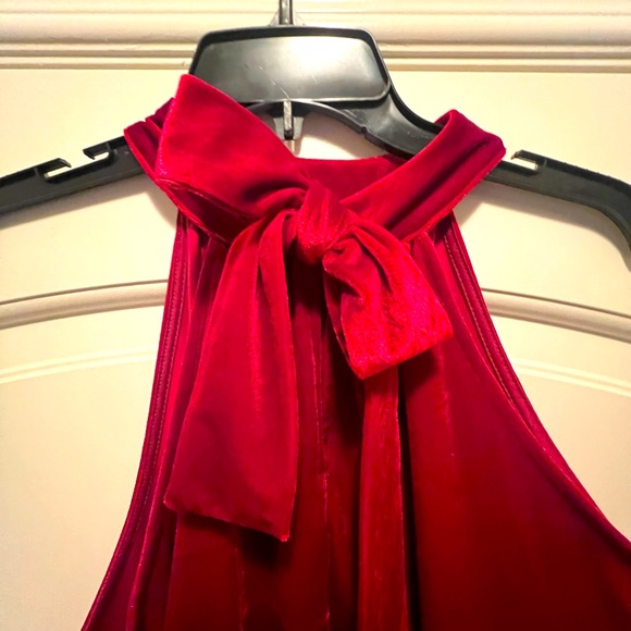 NWOT- Shinestar gorgeous red velvet top. Back neck tie. Size Large - Picture 3 of 4
